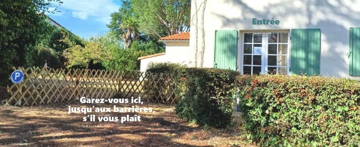 Place de parking et entrée du cabinet au 4 impasse du Pâtis